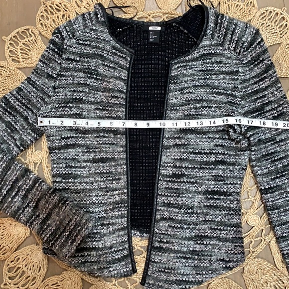 Warm sweater, no zipper no buttons. Shorter on back - Picture 11 of 14